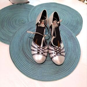 BETTIE PAGE SHOES BY ELLIE SZ 9 SILVER LANA D' ORSAY PUMP PRE-LOVED